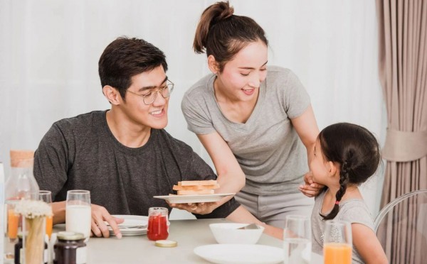“孩子不吃饭，饿一顿就好了”？别再这样做了，害了娃还不自知……