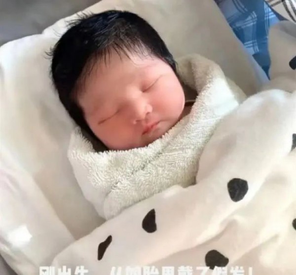 为啥有的宝宝出娘胎就头发茂密，长着长着就变黄了！