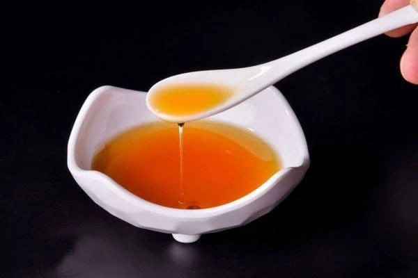 宝宝脖子淹了哭闹不止，竟是奶奶惹的祸，这种错误别再犯了