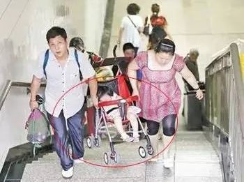 用婴儿车推小宝宝，不注意这些，孩子可是会有生命危险的！