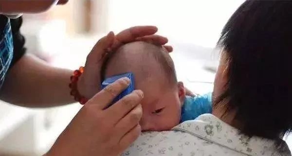 新生儿满月剃头伤害大，什么时候理发最佳？看看科学论据怎么说