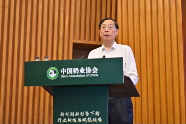 20年跨越百年差距，中国牛奶真的牛起来了！核心指标优于欧盟标准
