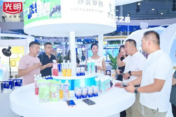 光明乳业品质领“鲜”第十六届中国奶业大会，创新驱动“鲜活”新高度与高质量发展引擎！