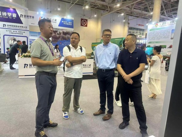 奶业大会，一展商设备半路被买主“劫走”