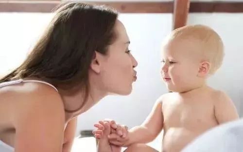 乳头被小宝宝咬破了，乳头皲裂如何护理？这些小窍门值得看看