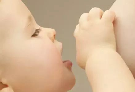 乳头被小宝宝咬破了，乳头皲裂如何护理？这些小窍门值得看看