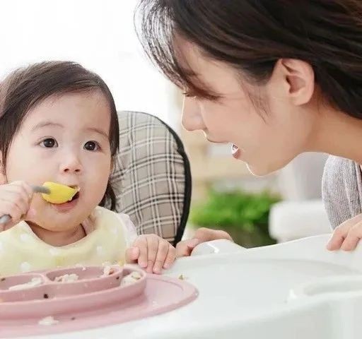 若不想以后追着娃喂饭，一定要抓住​宝宝独立吃饭的黄金时期！