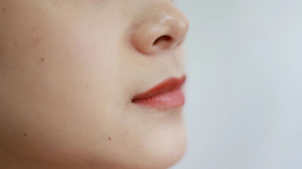 女人有没有妇科病，看脸就知道，脸上若有这3种异常表现，需警惕