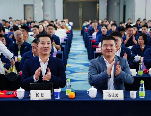 亏损500万差点破产，如今年入4.68亿！拆解中童逆袭背后的“兄弟兵法”