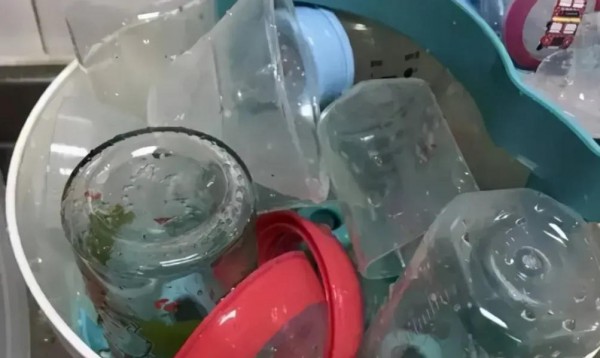 开水烫奶瓶，孩子得胃病：“用开水烫一下”，坑了多少娃