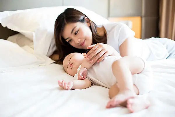 小婴儿睡得晚、睡不好，都是新手爸妈挖的坑！快来避雷，给宝宝一个好觉！