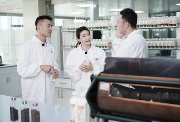 打入国际市场的中国鲜奶样本：郭晶晶、尼格买提探秘君乐宝悦鲜活“鲜活”力量