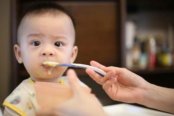 吃辅食不张嘴真没招了？“饿”和“骗”都错在了第一步，3个阶段对照自查