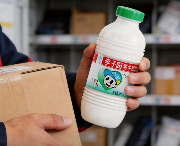 靠一款饮料横行30年，曾经的国民品牌为啥要“病急乱投医”？