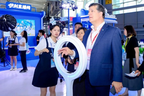 伊利闪亮中国“乳超” ，国际乳联主席点赞