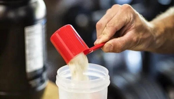 蛋白粉涨疯了！乳清蛋白短板让人干着急