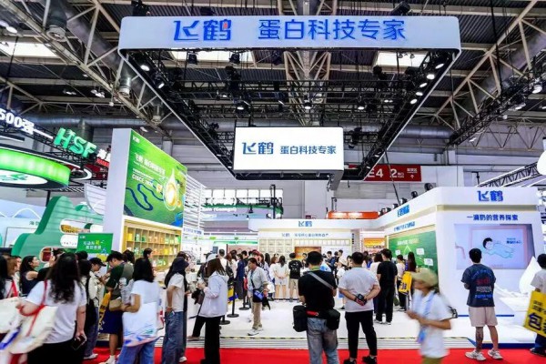 以原料自产重塑消费者“新鲜”认知：飞鹤让奶粉安全看得见