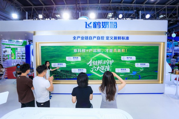 以原料自产重塑消费者“新鲜”认知：飞鹤让奶粉安全看得见