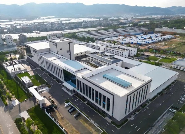 伊利旗下哪家公司注册资本增幅达2400%？总投资5亿元，哪个生产项目正式签约？2026年世界奶业大会的举办时间地点已定……