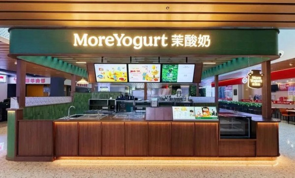 现制酸奶换了玩家：乳企下场开店，新风口来了？