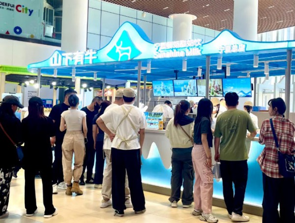 现制酸奶换了玩家：乳企下场开店，新风口来了？