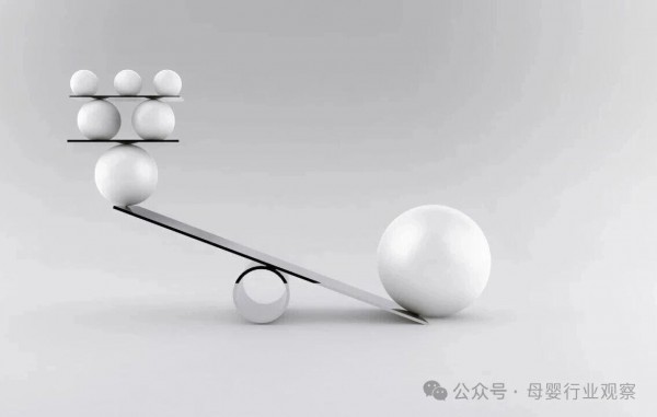 母婴没有“中产阶级”了：哑铃市场成型，卡在中间还有活路吗？