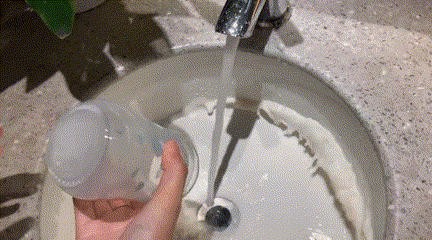 千万别这样洗奶瓶！不然宝宝喝下“数万个”细菌！