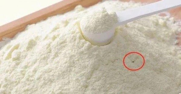黑的、白的、红的、黄的，奶粉中的不明颗粒到底是啥？还能喝吗？