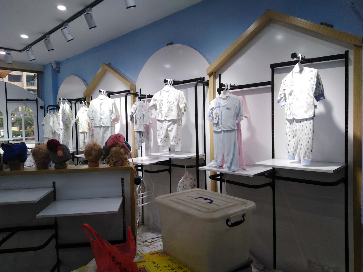 文嘉君展柜文嘉君展柜母婴店专用服装柜